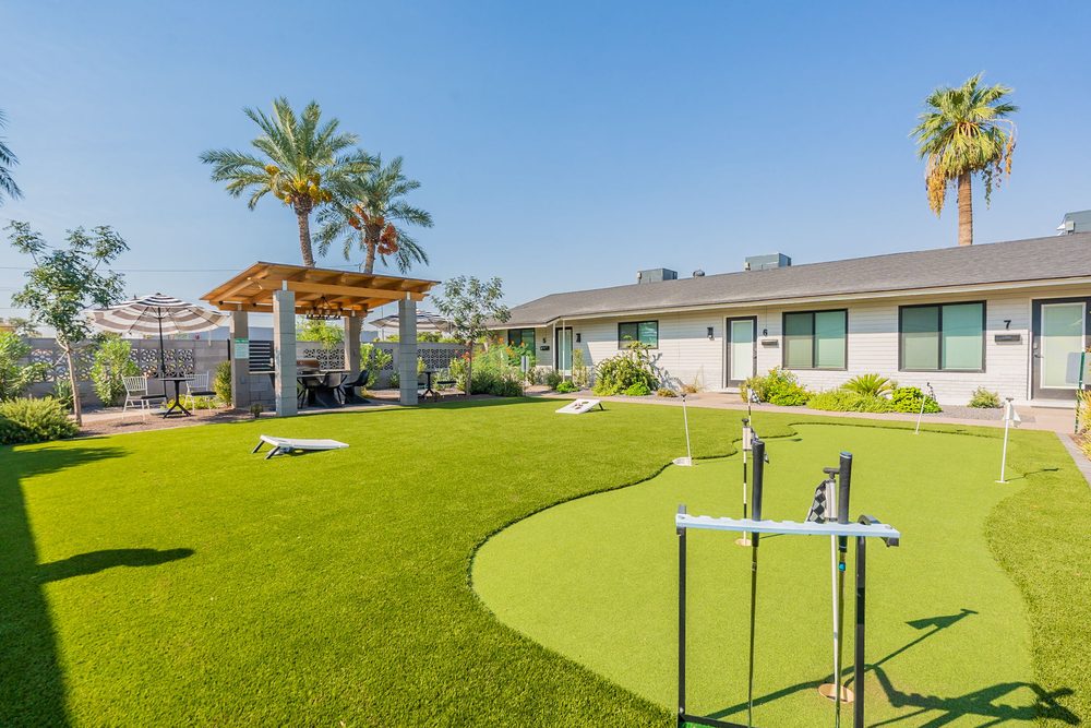 Putting green and lawn at Second Sunrise Recovery